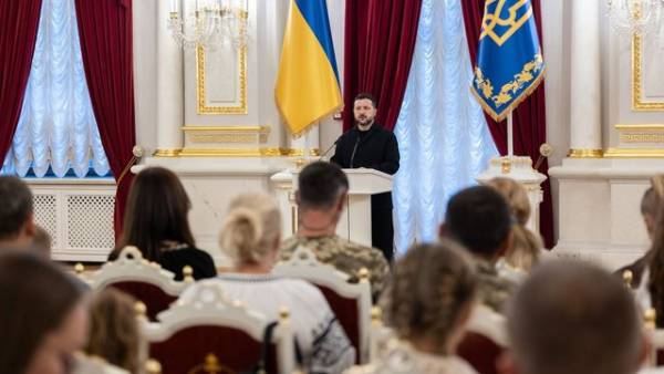 Зеленський: Згадуємо тих, хто пожертвував собою заради життя України, у День пам’яті полеглих героїв