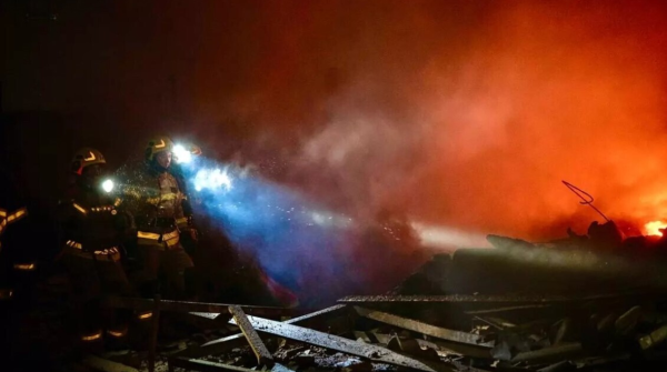 Російські війська здійснили атаку на Київ за допомогою дронів, внаслідок чого відбулося влучання у житловий будинок.