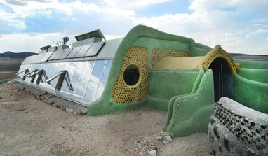 Споруди з використаних покришок та скляної тари зберігають 20 °C без охолодження чи обігріву (зображення)