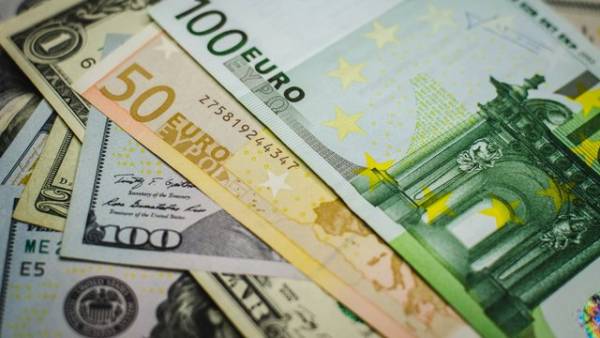 Офіційний курс української валюти до євро впав до найнижчої позначки за всю історію – 52,1301 гривні за євро.