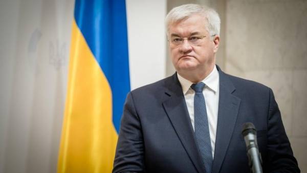 Стефан Сібіга закликає збільшити допомогу Україні та схвалити законопроєкт Грема у відповідь на російські атаки на американські підприємства.