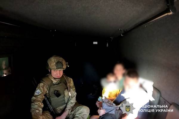 З Нікополя вивезли сім’ю з малюками, яка зазнала травм внаслідок мінометного обстрілу з боку росіян ➜ ZMINA