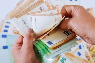Зарплати в сусідніх державах: порівняння з Україною