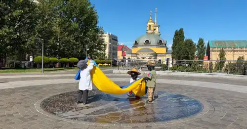 Дитячі скульптури засновників Києва одягли в святкове вбрання до Дня Незалежності України
