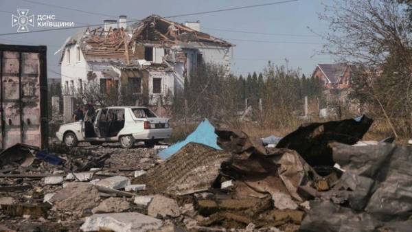 Про це повідомляє Володимир Зеленський: у селі Мила на Київщині вже 38 загиблих та 20 поранених, четверо осіб вважаються зниклими безвісти, роботи з усунення наслідків тривають.