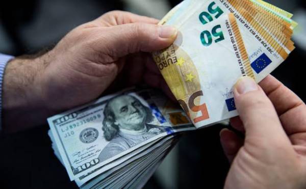 Нацбанк знизив курси валют: долар та євро втратили в ціні — Мінфін
