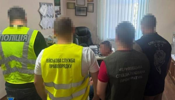 На Буковині двох посадовців районних військкоматів підозрюють у “наборі” вигаданих осіб – Служба безпеки України
