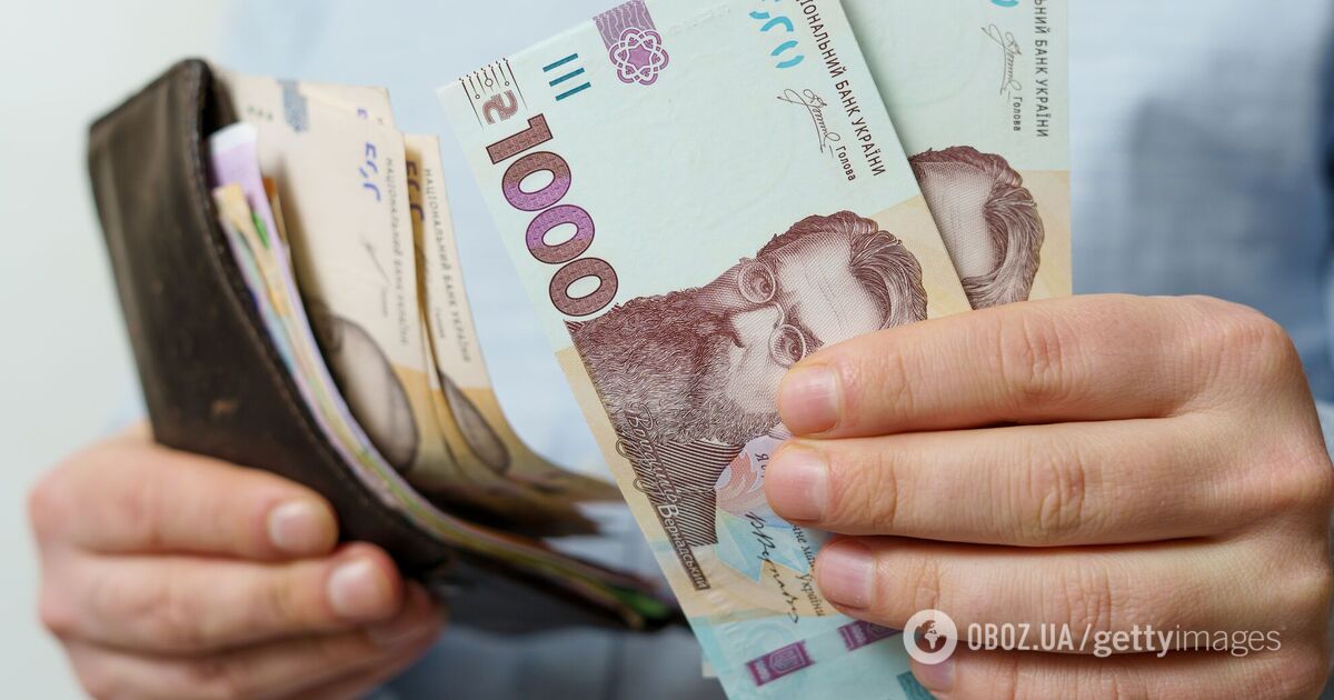 Ілюстрація: купюри 1000 грн у руках