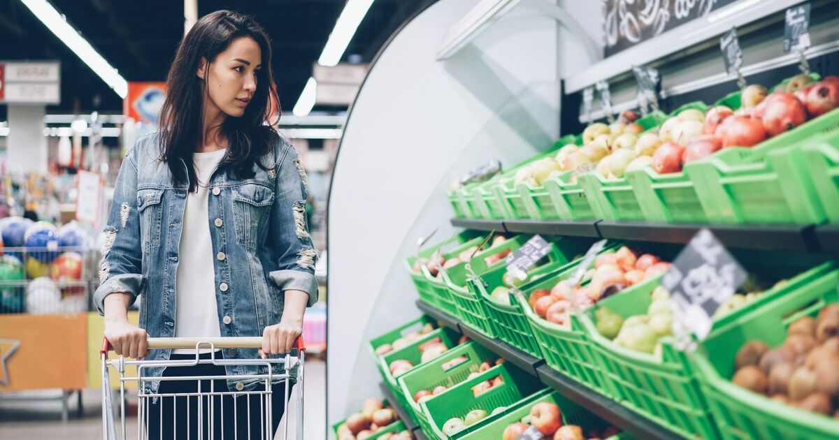 Ілюстрація: жінка купує продукти в супермаркеті