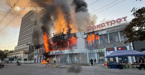 Росія вдарила по торговому центру в Дніпрі