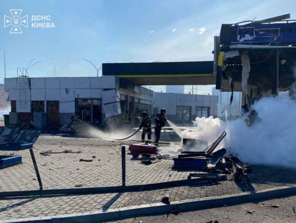 Російські ракети влучили в АЗС на столичному масиві, є жертви