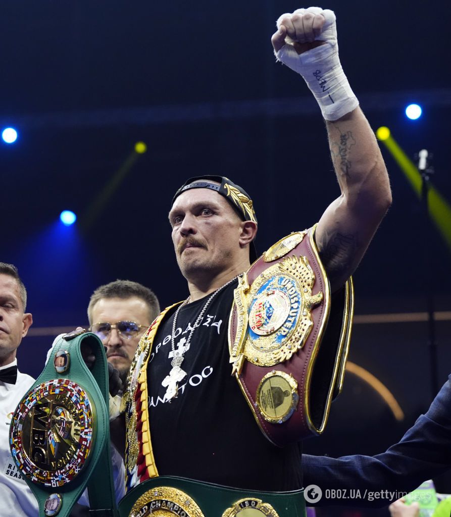 Олександр Усик із чемпіонськими поясами.