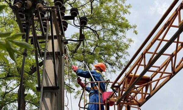 Запорізькі електромережі витримали понад 100 російських атак з понеділка