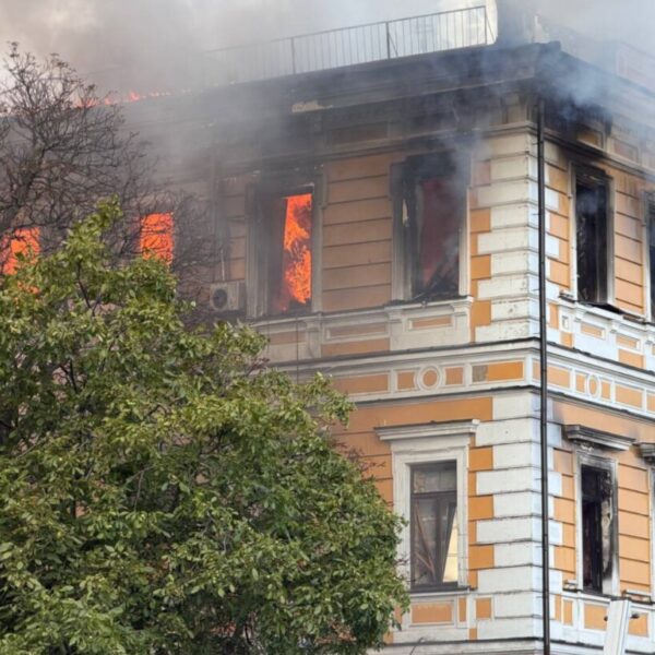 Ворог атакував Національну академію наук: кияни рятуються від пожежі стрибками з вікон, є жертви