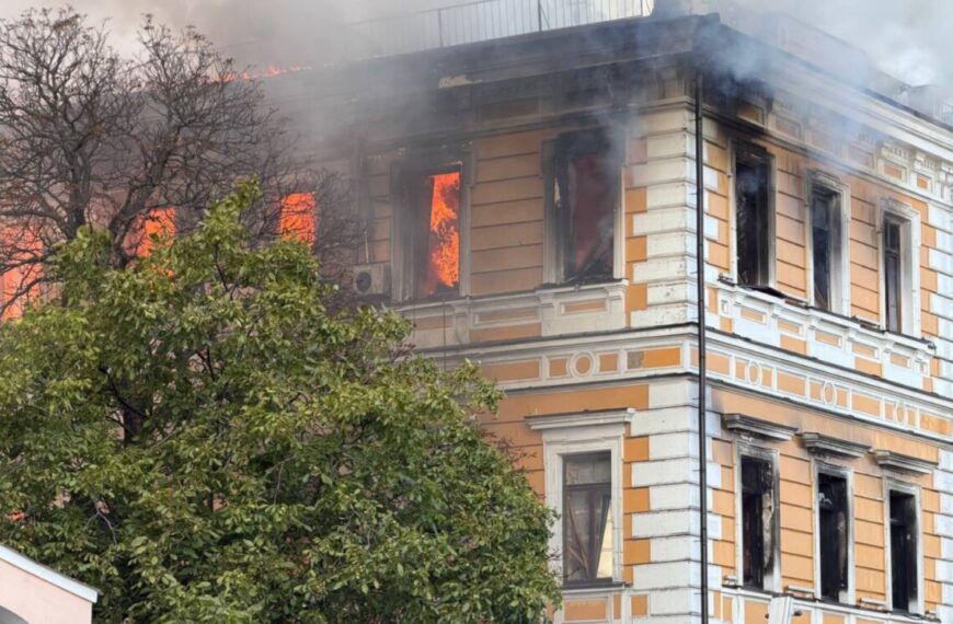 Ворог атакував Національну академію наук: кияни рятуються від пожежі стрибками з вікон,…