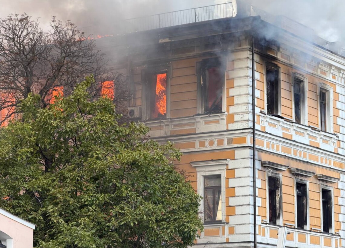 Ворог вдарив по Нацакадемії наук у центрі Києва: люди стрибають з вікон, є жертви0