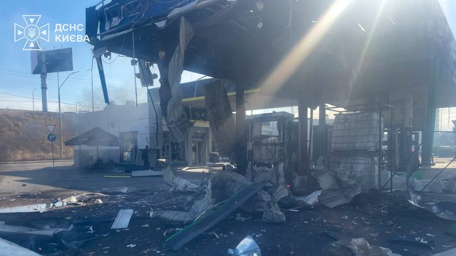 Пошкоджений АЗК UKRNAFTA в Києві