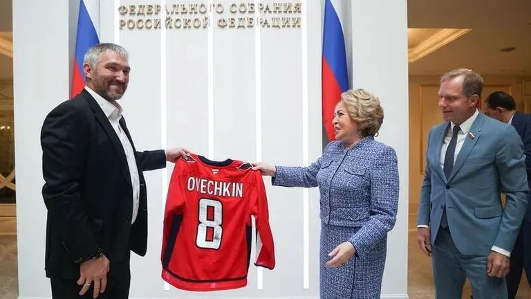 Російський хокеїст Олександр Овечкін із головою Ради Федерації РФ Валентиною Матвієнко.