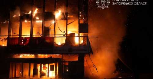 Росіяни поцілили в торговий центр на Запоріжжі, пошкоджено багатоповерхівки та виші