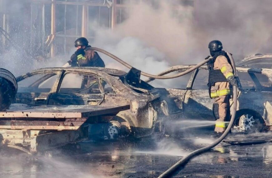 Київ під обстрілом: дрони атакували АЗС, є постраждалі