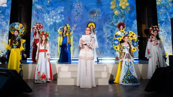 Перформанс на сцені саміту