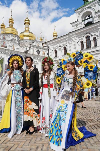 Учасниці перформансу на тлі храму