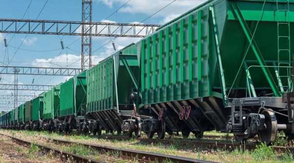 Українські залізниці зменшили перевезення зерна на понад половину