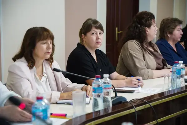 Люди за столом із мікрофонами