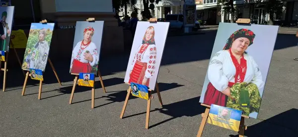 Жіночі обличчя на фотовиставці «Емоції в очах жінки».