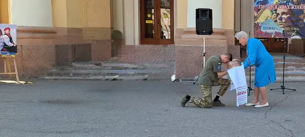 «Емоції в очах жінки»: у Полтаві відкрилася пронизлива фотовиставка до Дня пам’яті Захисників