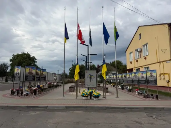 Представники делегації біля Алеї пам'яті.