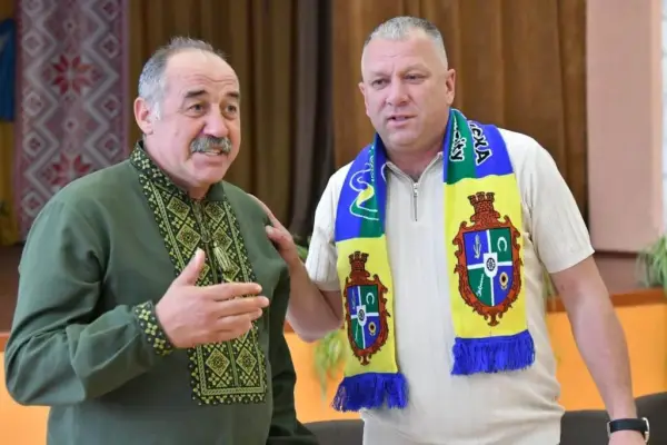 Голови громад спілкуються під час підписання меморандуму.
