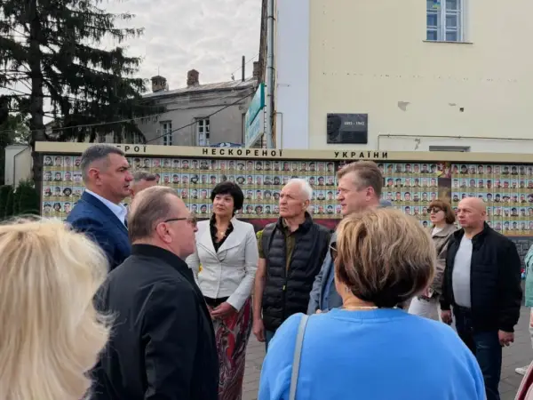 Обговорення на Алеї пам'яті.