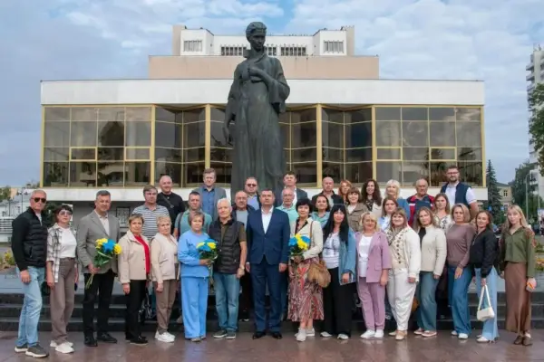 Спільне фото біля пам’ятника Лесі Українці.