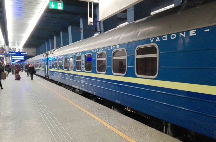 Росіяни вдарили по потягу Київ-Варшава за два кілометри від кордону Польщі