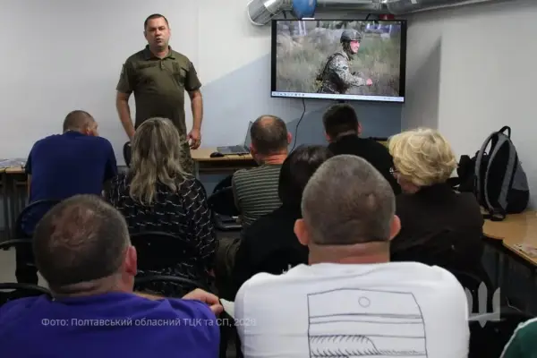 Військовий демонструє практичні навички