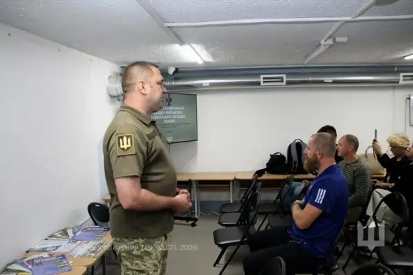 Військовий виступає з презентацією перед педагогами