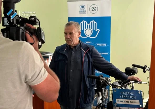 Представник організації розповідає про роботу центру
