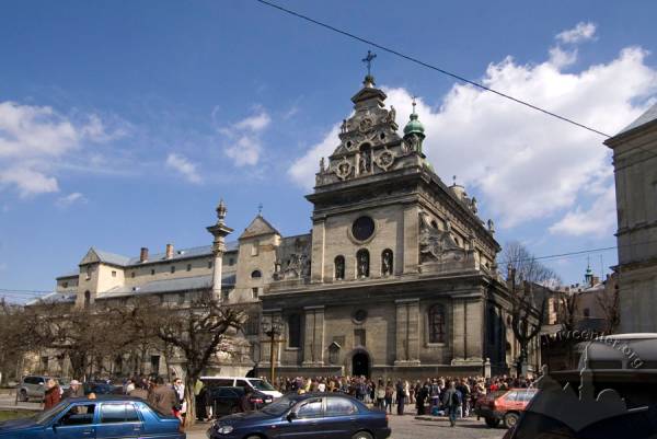 Реставрація Архангела на фасаді монастиря бернардинів