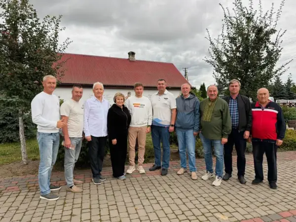 Спільне фото на вулиці