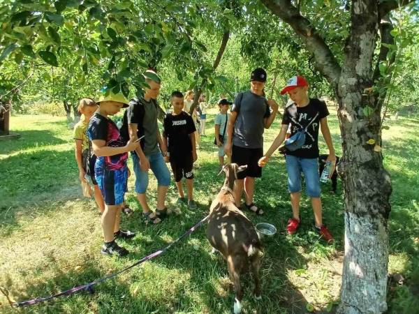 діти у таборі