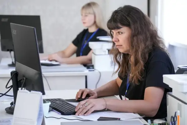 Два адміністратори ЦНАП працюють за комп'ютерами.