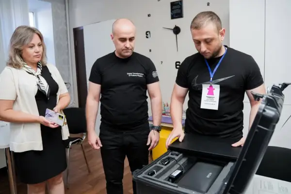 Співробітники ЦНАП розглядають технічне обладнання.