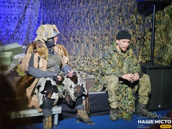 Сцена з вистави «Матінка Кураж та Снайпер Лютий»