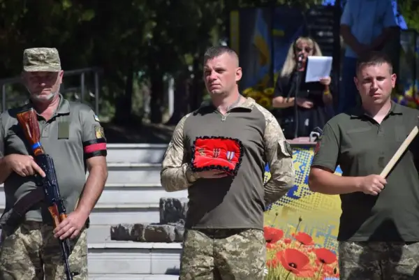 Військові почесної варти тримають зброю, прапор і нагороди загиблого