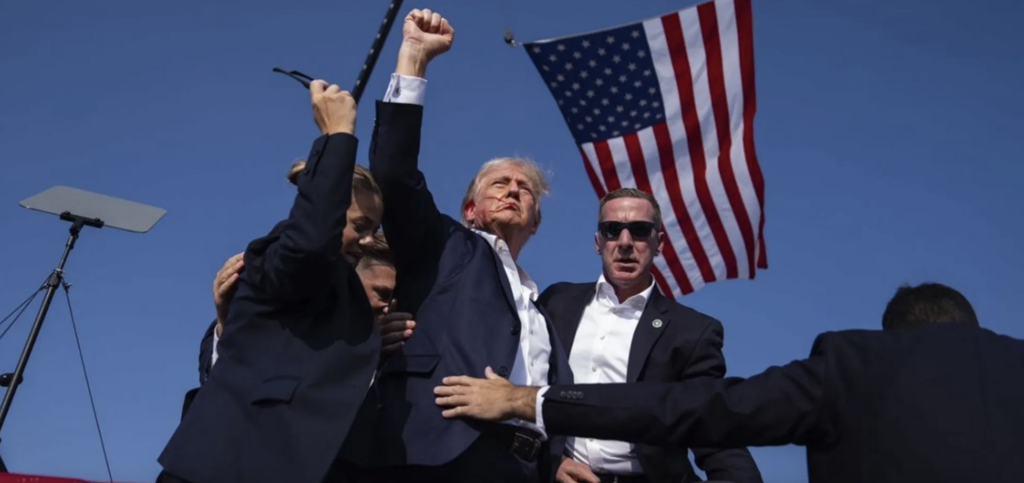 Момент після замаху на Дональда Трампа.