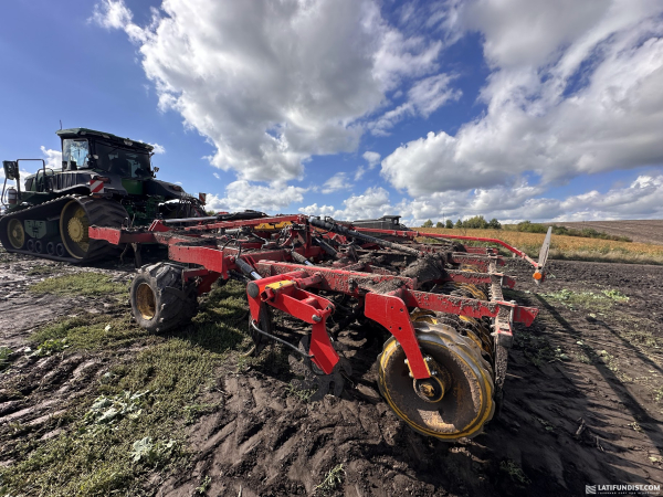 Трактор John Deere з культиватором Väderstad Opus на полі