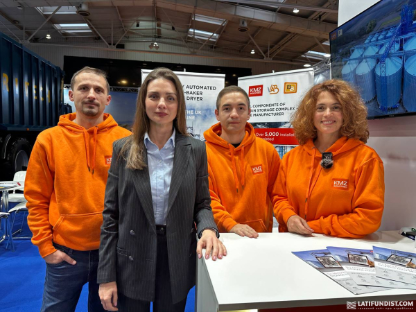 Команда KMZ Industries на Agritechnica 2025 (зліва направо): Олександр Ткаченко, Валерія Калашник, Максим Семенко, Наталія Кулаковська
