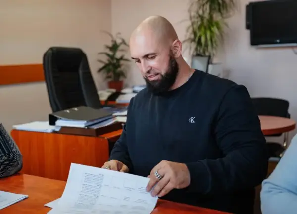 Артем Ліфрідов вивчає документи