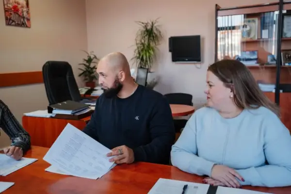 Ветеран із депутаткою облради обговорюють документи